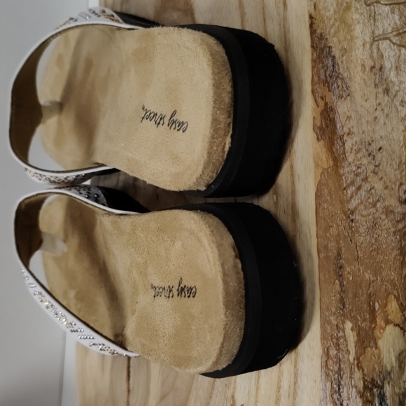 Easy Street Stevie Sandals, White w/Metallic Nailheads Size 9.5 - Picture 6 of 10